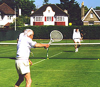 Harry spiller tennis på græsbane - Wimbledon, juni 1999